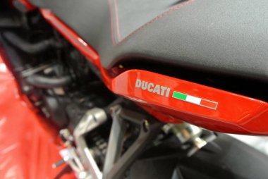 Kuala Lumpur, Malezya -24 Mart 2018: Ducati amblemi ve motosiklet gövdesindeki logolar. Ducati İtalya'dan üredikünlü motosikletbiridir. 