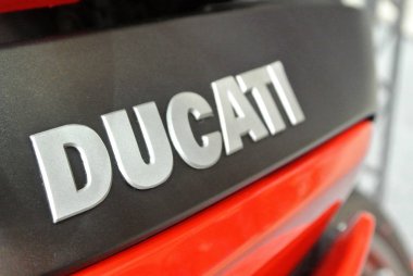 Kuala Lumpur, Malezya -24 Mart 2018: Ducati amblemi ve motosiklet gövdesindeki logolar. Ducati İtalya'dan üredikünlü motosikletbiridir. 