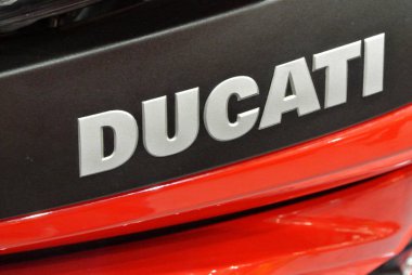 Kuala Lumpur, Malezya -24 Mart 2018: Ducati amblemi ve motosiklet gövdesindeki logolar. Ducati İtalya'dan üredikünlü motosikletbiridir. 
