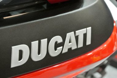 Kuala Lumpur, Malezya -24 Mart 2018: Ducati amblemi ve motosiklet gövdesindeki logolar. Ducati İtalya'dan üredikünlü motosikletbiridir. 