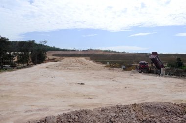 Kuala Lumpur, Malezya -07 Nisan 2017: Şantiyede hafriyat işleri inşaat ağır makine ile gerekli platform seviyesini almak için. İnşaat başlamadan önce yapılan işler.