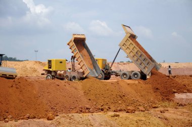 Kuala Lumpur, Malezya -07 Nisan 2017: Şantiyede hafriyat işleri inşaat ağır makine ile gerekli platform seviyesini almak için. İnşaat başlamadan önce yapılan işler.