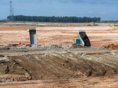 Kuala Lumpur, Malezya -07 Nisan 2017: Şantiyede hafriyat işleri inşaat ağır makine ile gerekli platform seviyesini almak için. İnşaat başlamadan önce yapılan işler.