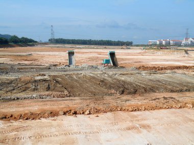 Kuala Lumpur, Malezya -07 Nisan 2017: Şantiyede hafriyat işleri inşaat ağır makine ile gerekli platform seviyesini almak için. İnşaat başlamadan önce yapılan işler.