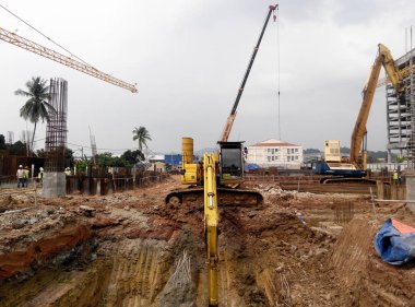 Kuala Lumpur, Malezya -07 Nisan 2017: Şantiyede hafriyat işleri inşaat ağır makine ile gerekli platform seviyesini almak için. İnşaat başlamadan önce yapılan işler.