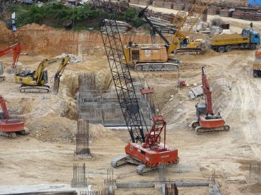 Kuala Lumpur, Malezya -23 Mayıs 2017: Şantiyede inşaat temel işleri. Kazık işleri, kazık kapakları ve zemin kirişi yapım çalışmaları devam ediyor.  