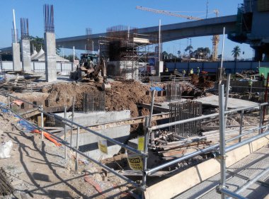 Kuala Lumpur, Malezya -23 Mayıs 2017: Şantiyede inşaat temel işleri. Kazık işleri, kazık kapakları ve zemin kirişi yapım çalışmaları devam ediyor.  