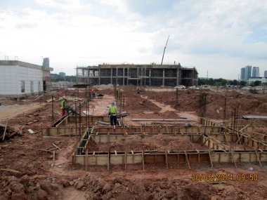 Kuala Lumpur, Malezya -23 Mayıs 2017: Şantiyede inşaat temel işleri. Kazık işleri, kazık kapakları ve zemin kirişi yapım çalışmaları devam ediyor.  