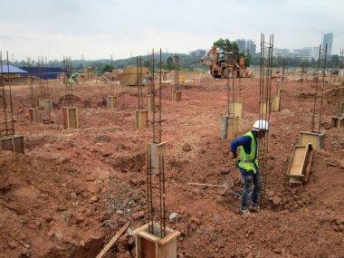 Kuala Lumpur, Malezya -23 Mayıs 2017: Şantiyede inşaat temel işleri. Kazık işleri, kazık kapakları ve zemin kirişi yapım çalışmaları devam ediyor.  