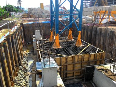 Kuala Lumpur, Malezya -23 Mayıs 2017: Şantiyede inşaat temel işleri. Kazık işleri, kazık kapakları ve zemin kirişi yapım çalışmaları devam ediyor.  