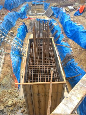 Kuala Lumpur, Malezya -23 Mayıs 2017: Şantiyede inşaat temel işleri. Kazık işleri, kazık kapakları ve zemin kirişi yapım çalışmaları devam ediyor.  