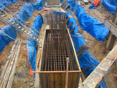 Kuala Lumpur, Malezya -23 Mayıs 2017: Şantiyede inşaat temel işleri. Kazık işleri, kazık kapakları ve zemin kirişi yapım çalışmaları devam ediyor.  