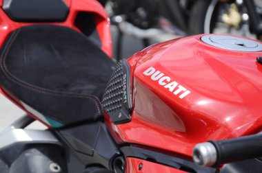 Kuala Lumpur, Malezya -24 Mart 2018: Ducati amblemi ve motosiklet gövdesindeki logolar. Ducati İtalya'dan üredikünlü motosikletbiridir. 
