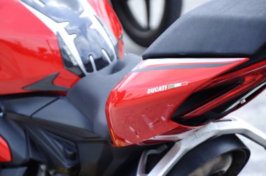 Kuala Lumpur, Malezya -24 Mart 2018: Ducati amblemi ve motosiklet gövdesindeki logolar. Ducati İtalya'dan üredikünlü motosikletbiridir. 