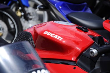 Kuala Lumpur, Malezya -24 Mart 2018: Ducati amblemi ve motosiklet gövdesindeki logolar. Ducati İtalya'dan üredikünlü motosikletbiridir. 