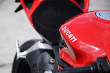 Kuala Lumpur, Malezya -24 Mart 2018: Ducati amblemi ve motosiklet gövdesindeki logolar. Ducati İtalya'dan üredikünlü motosikletbiridir. 