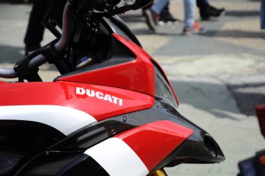 Kuala Lumpur, Malezya -24 Mart 2018: Ducati amblemi ve motosiklet gövdesindeki logolar. Ducati İtalya'dan üredikünlü motosikletbiridir. 