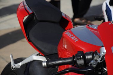 Kuala Lumpur, Malezya -24 Mart 2018: Ducati amblemi ve motosiklet gövdesindeki logolar. Ducati İtalya'dan üredikünlü motosikletbiridir. 