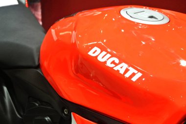 Kuala Lumpur, Malezya -24 Mart 2018: Ducati amblemi ve motosiklet gövdesindeki logolar. Ducati İtalya'dan üredikünlü motosikletbiridir. 