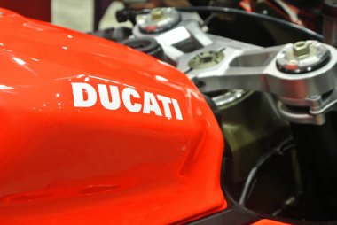 Kuala Lumpur, Malezya -24 Mart 2018: Ducati amblemi ve motosiklet gövdesindeki logolar. Ducati İtalya'dan üredikünlü motosikletbiridir. 