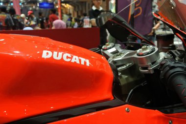 Kuala Lumpur, Malezya -24 Mart 2018: Ducati amblemi ve motosiklet gövdesindeki logolar. Ducati İtalya'dan üredikünlü motosikletbiridir. 
