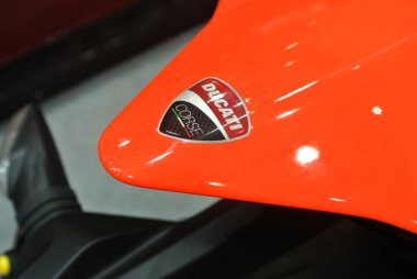 Kuala Lumpur, Malezya -24 Mart 2018: Ducati amblemi ve motosiklet gövdesindeki logolar. Ducati İtalya'dan üredikünlü motosikletbiridir. 