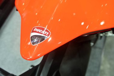 Kuala Lumpur, Malezya -24 Mart 2018: Ducati amblemi ve motosiklet gövdesindeki logolar. Ducati İtalya'dan üredikünlü motosikletbiridir. 