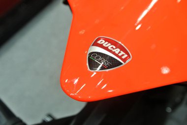 Kuala Lumpur, Malezya -24 Mart 2018: Ducati amblemi ve motosiklet gövdesindeki logolar. Ducati İtalya'dan üredikünlü motosikletbiridir. 
