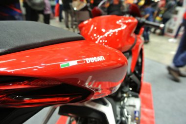 Kuala Lumpur, Malezya -24 Mart 2018: Ducati amblemi ve motosiklet gövdesindeki logolar. Ducati İtalya'dan üredikünlü motosikletbiridir. 