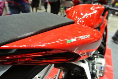 Kuala Lumpur, Malezya -24 Mart 2018: Ducati amblemi ve motosiklet gövdesindeki logolar. Ducati İtalya'dan üredikünlü motosikletbiridir. 