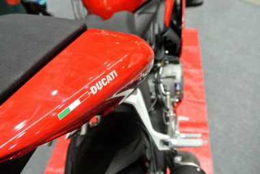Kuala Lumpur, Malezya -24 Mart 2018: Ducati amblemi ve motosiklet gövdesindeki logolar. Ducati İtalya'dan üredikünlü motosikletbiridir. 