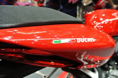 Kuala Lumpur, Malezya -24 Mart 2018: Ducati amblemi ve motosiklet gövdesindeki logolar. Ducati İtalya'dan üredikünlü motosikletbiridir. 