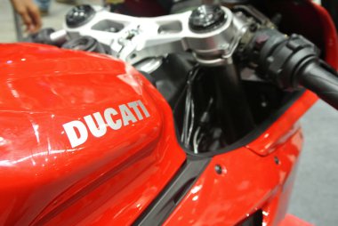 Kuala Lumpur, Malezya -24 Mart 2018: Ducati amblemi ve motosiklet gövdesindeki logolar. Ducati İtalya'dan üredikünlü motosikletbiridir. 