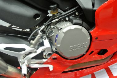 Kuala Lumpur, Malezya -24 Mart 2018: Ducati amblemi ve motosiklet gövdesindeki logolar. Ducati İtalya'dan üredikünlü motosikletbiridir. 