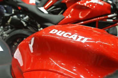 Kuala Lumpur, Malezya -24 Mart 2018: Ducati amblemi ve motosiklet gövdesindeki logolar. Ducati İtalya'dan üredikünlü motosikletbiridir. 