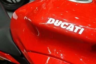 Kuala Lumpur, Malezya -24 Mart 2018: Ducati amblemi ve motosiklet gövdesindeki logolar. Ducati İtalya'dan üredikünlü motosikletbiridir. 