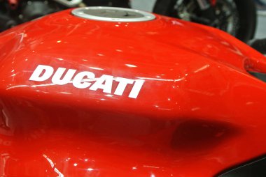 Kuala Lumpur, Malezya -24 Mart 2018: Ducati amblemi ve motosiklet gövdesindeki logolar. Ducati İtalya'dan üredikünlü motosikletbiridir. 