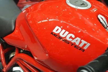 Kuala Lumpur, Malezya -24 Mart 2018: Ducati amblemi ve motosiklet gövdesindeki logolar. Ducati İtalya'dan üredikünlü motosikletbiridir. 