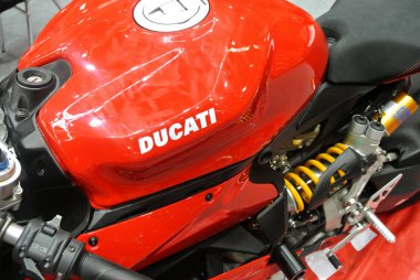Kuala Lumpur, Malezya -24 Mart 2018: Ducati amblemi ve motosiklet gövdesindeki logolar. Ducati İtalya'dan üredikünlü motosikletbiridir. 