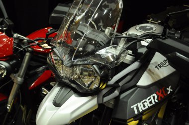 Kuala Lumpur, Malezya -24 Mart 2018: Triumph motosiklet & marka logoları. Logolar ve amblem motosiklet gövdesinde basıldı. Bazı logolar motosiklet modeline bağlı olarak farklıydı.