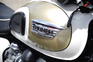 Kuala Lumpur, Malezya -24 Mart 2018: Triumph motosiklet & marka logoları. Logolar ve amblem motosiklet gövdesinde basıldı. Bazı logolar motosiklet modeline bağlı olarak farklıydı.