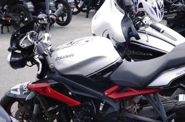 Kuala Lumpur, Malezya -24 Mart 2018: Triumph motosiklet & marka logoları. Logolar ve amblem motosiklet gövdesinde basıldı. Bazı logolar motosiklet modeline bağlı olarak farklıydı.