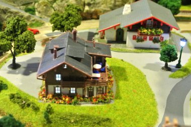 Kuala Lumpur, Malezya -31 Mart 2018: Bir Avrupa köyünün minyatür modeli. Güzel bir Avrupa tarzı geleneksel evin küçük bir model.  