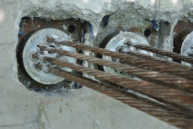 Malacca, Malezya -14 Nisan 2016: Şantiyede önceden stresli beton için stres öncesi kablo tendonu çapa ucu ve sonu. Daha geniş açıklıklı daha iyi beton levha kalitesi elde etmek için bir teknolojidir.  