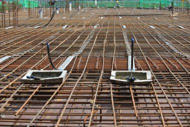 Malacca, Malezya -14 Nisan 2016: Şantiyede önceden stresli beton için stres öncesi kablo tendonu çapa ucu ve sonu. Daha geniş açıklıklı daha iyi beton levha kalitesi elde etmek için bir teknolojidir.  