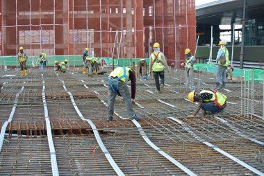 Malacca, Malaysia-14 Nisan 2016: öncesi stres kablo levha çelik takviye bar inşaat sahasında arasında yuvarlak boruları yükleme girildi.   