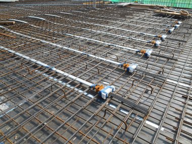 Malacca, Malaysia-14 Nisan 2016: öncesi stres kablo levha çelik takviye bar inşaat sahasında arasında yuvarlak boruları yükleme girildi.   