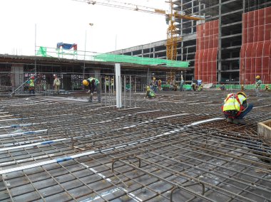 Malacca, Malaysia-14 Nisan 2016: öncesi stres kablo levha çelik takviye bar inşaat sahasında arasında yuvarlak boruları yükleme girildi.   