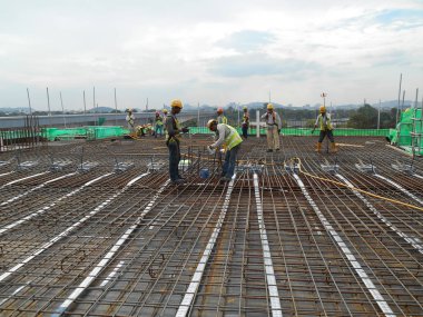 Malacca, Malaysia-14 Nisan 2016: öncesi stres kablo levha çelik takviye bar inşaat sahasında arasında yuvarlak boruları yükleme girildi.   