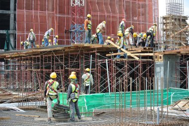 SEREMBAN, MALAYSIA -HAZİRAN 01 HAZİRAN 2016: Gündüz Malezya 'nın Seremban kentindeki şantiyede çalışan inşaat işçileri. Güvenli bir şekilde çalıştıklarından emin olmak için gerekli güvenlik ekipmanlarını giyiyorlar.. 